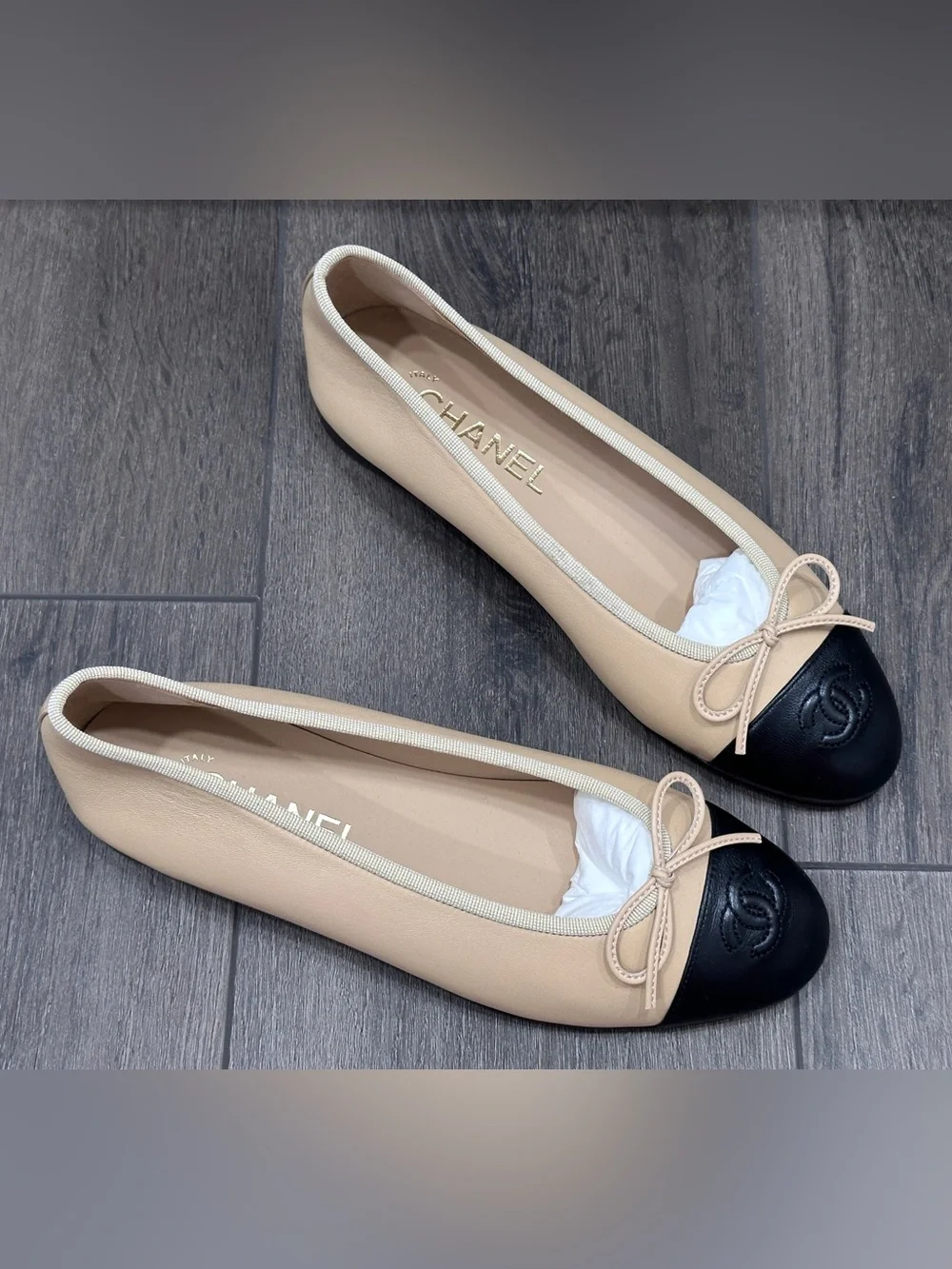 CHANEL CLASSIC CC LOGO BEIGE & BLACK LEATHER BALLET FLATS SHOES Size 37